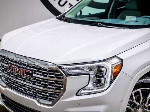 Used 2024 GMC Terrain Denali w/ Denali Premium Package AWD/4WD image 18