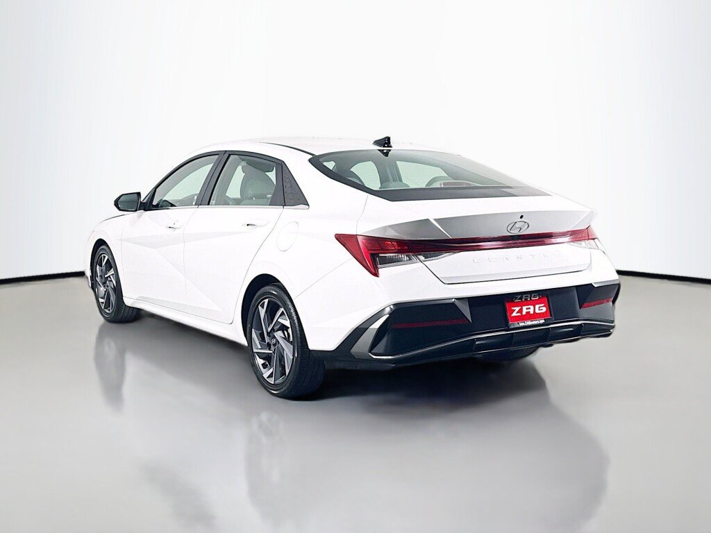 Used 2025 Hyundai Elantra SEL FWD image 3