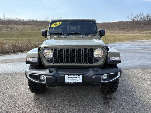 Used 2025 Jeep Gladiator Sport image 8