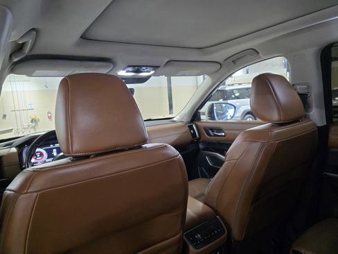 Used 2023 Nissan Pathfinder Platinum image 17