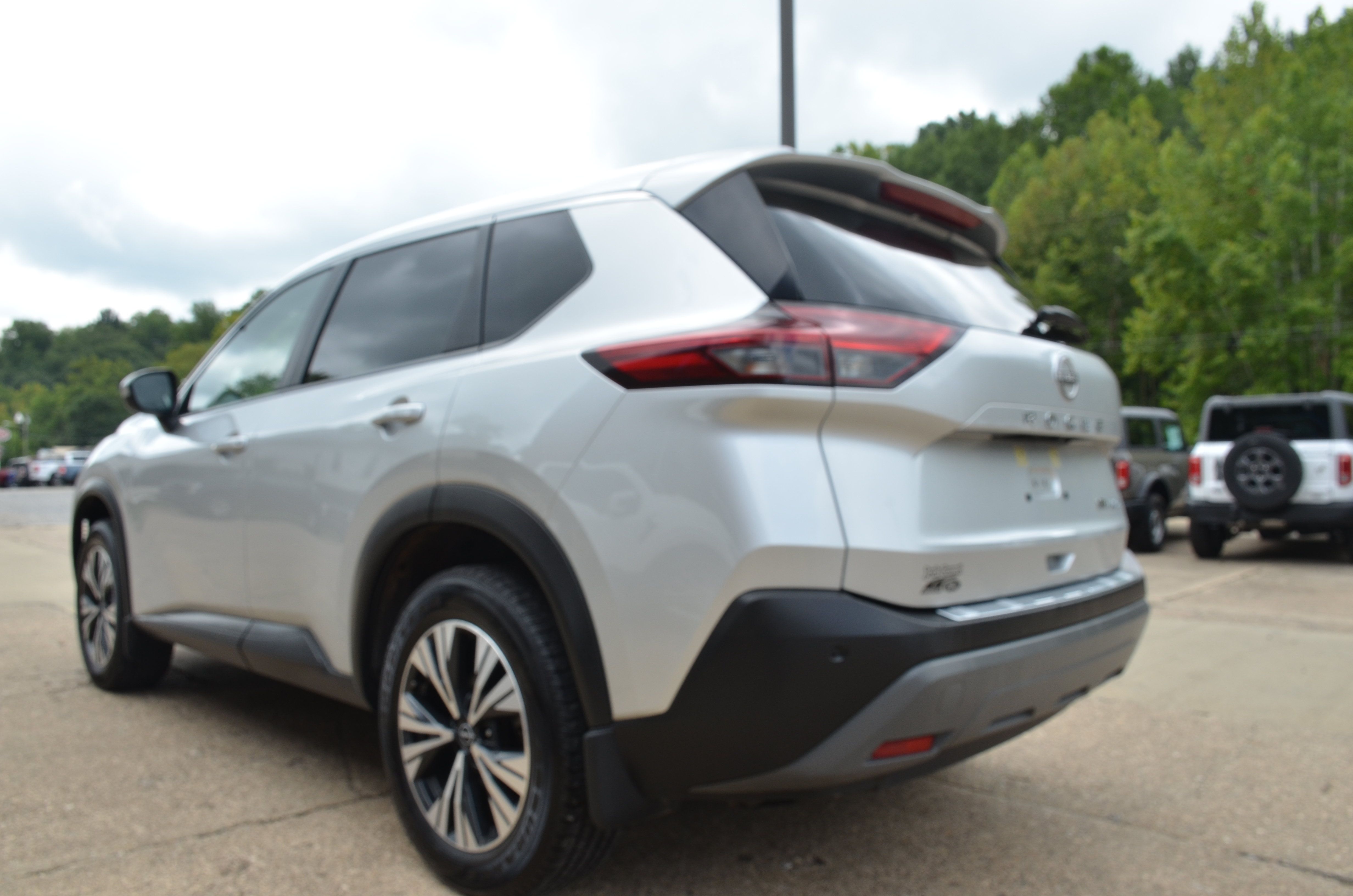 Used 2023 Nissan Rogue SV AWD/4WD image 2