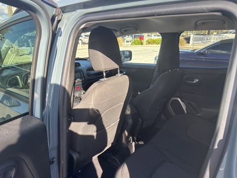 Used 2017 Jeep Renegade Latitude w/ Popular Equipment Group image 8