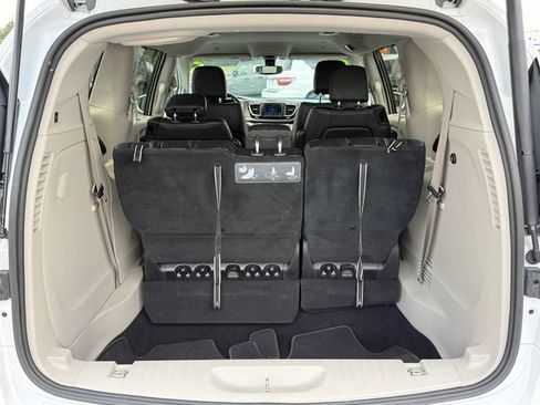 Used 2019 Chrysler Pacifica Touring-L FWD image 15