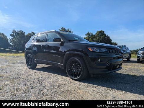 Used 2025 Jeep Compass Latitude w/ Convenience Group AWD/4WD image 1