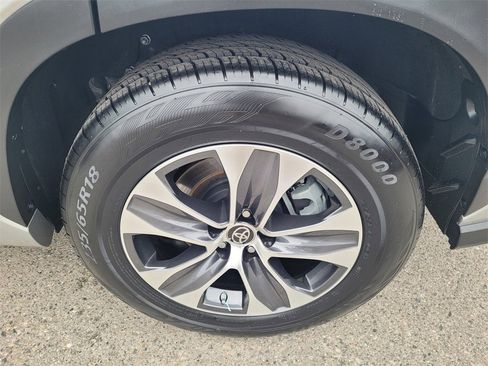 Used 2024 Toyota Highlander XLE image 28