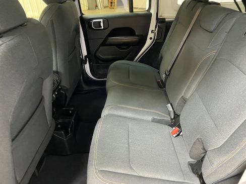 Used 2025 Jeep Wrangler Sahara image 23