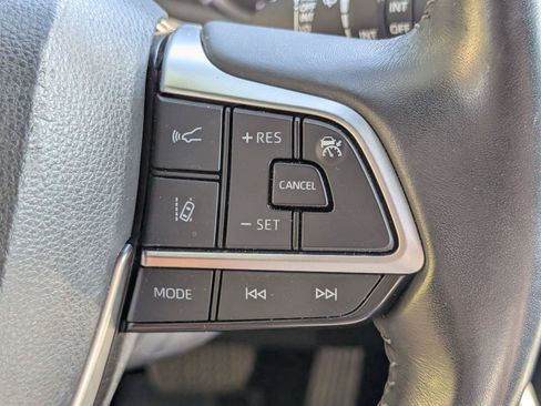 Used 2022 Toyota Highlander XSE FWD image 31