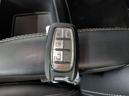 Used 2025 Chrysler Pacifica Select FWD image 9