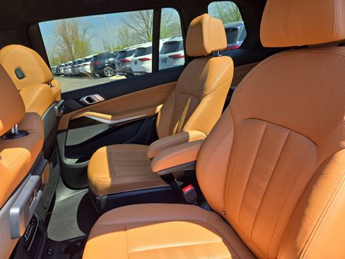 Used 2021 BMW X7 xDrive40i w/ Premium Package AWD/4WD image 9