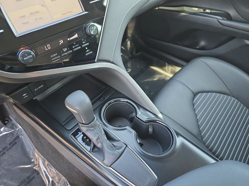 Used 2018 Toyota Camry SE w/ Convenience Package FWD image 25