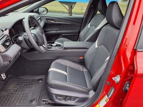 Used 2025 Toyota Camry SE image 11