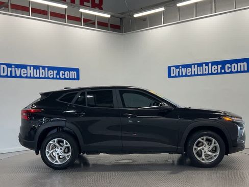 Used 2025 Chevrolet Trax LS w/ LS Convenience Package FWD image 2