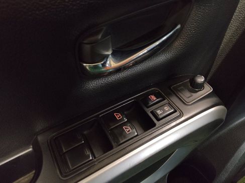 Used 2017 Nissan Titan SV image 27