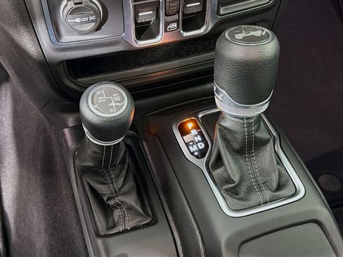 Used 2025 Jeep Wrangler Sahara image 18