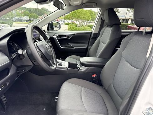 Used 2025 Toyota RAV4 XLE AWD/4WD image 9