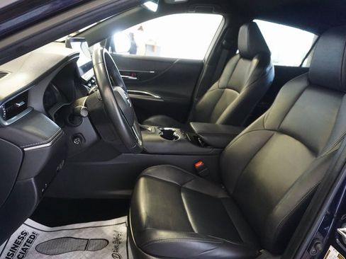 Used 2023 Toyota Venza XLE image 20