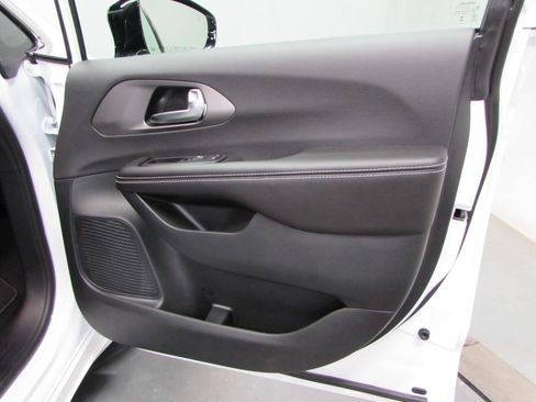 New 2027 Chrysler Pacifica Select FWD image 16