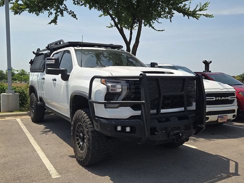 Used 2024 Chevrolet Silverado 2500 ZR2 w/ Technology Package AWD/4WD image 4