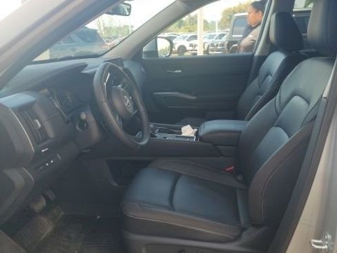 Used 2025 Nissan Pathfinder SL image 8