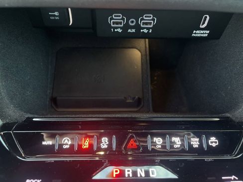 Used 2023 Jeep Wagoneer L Series III w/ Premium Group I AWD/4WD image 31
