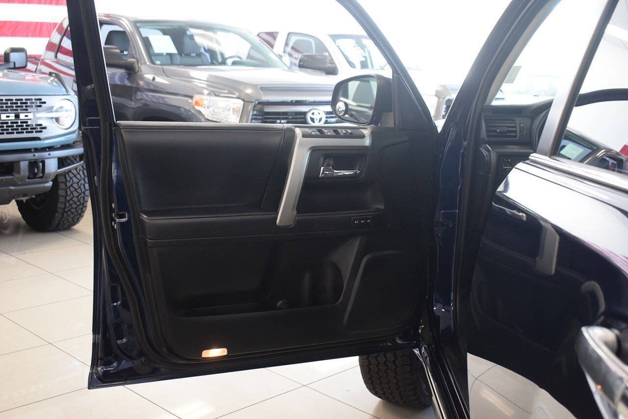 Used 2019 Toyota 4Runner Limited AWD/4WD image 18