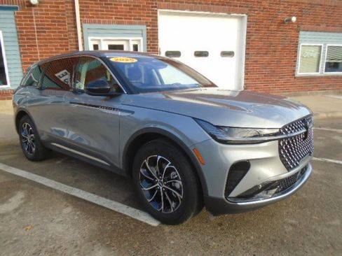 Used 2025 Lincoln Nautilus Premier image 12