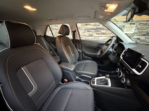 Used 2024 Hyundai Venue Limited image 15