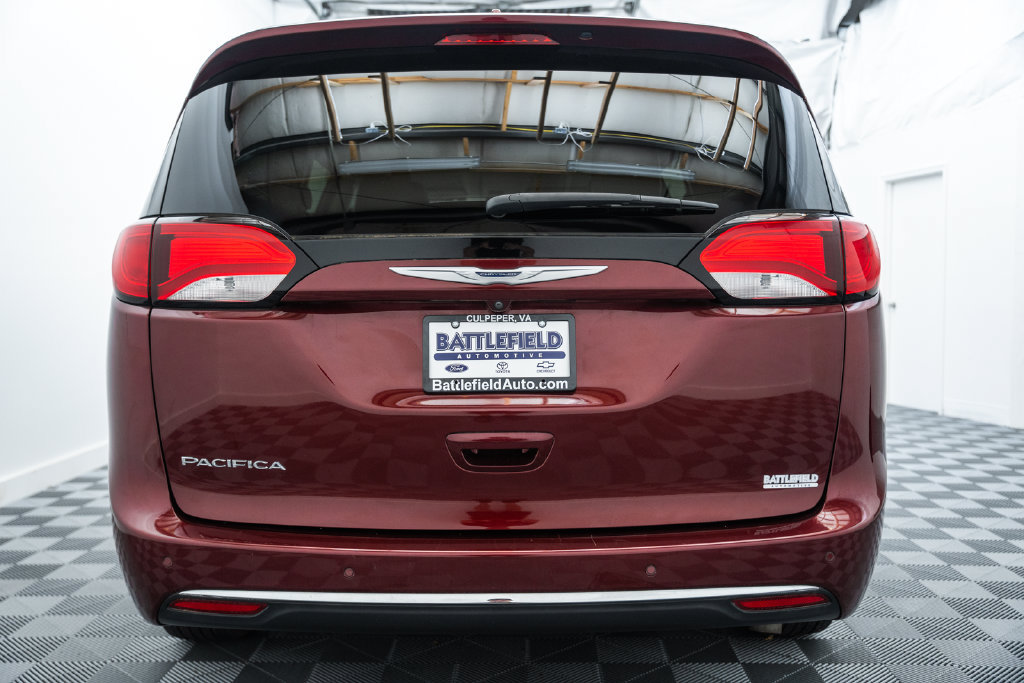 Used 2017 Chrysler Pacifica Touring-L FWD image 6