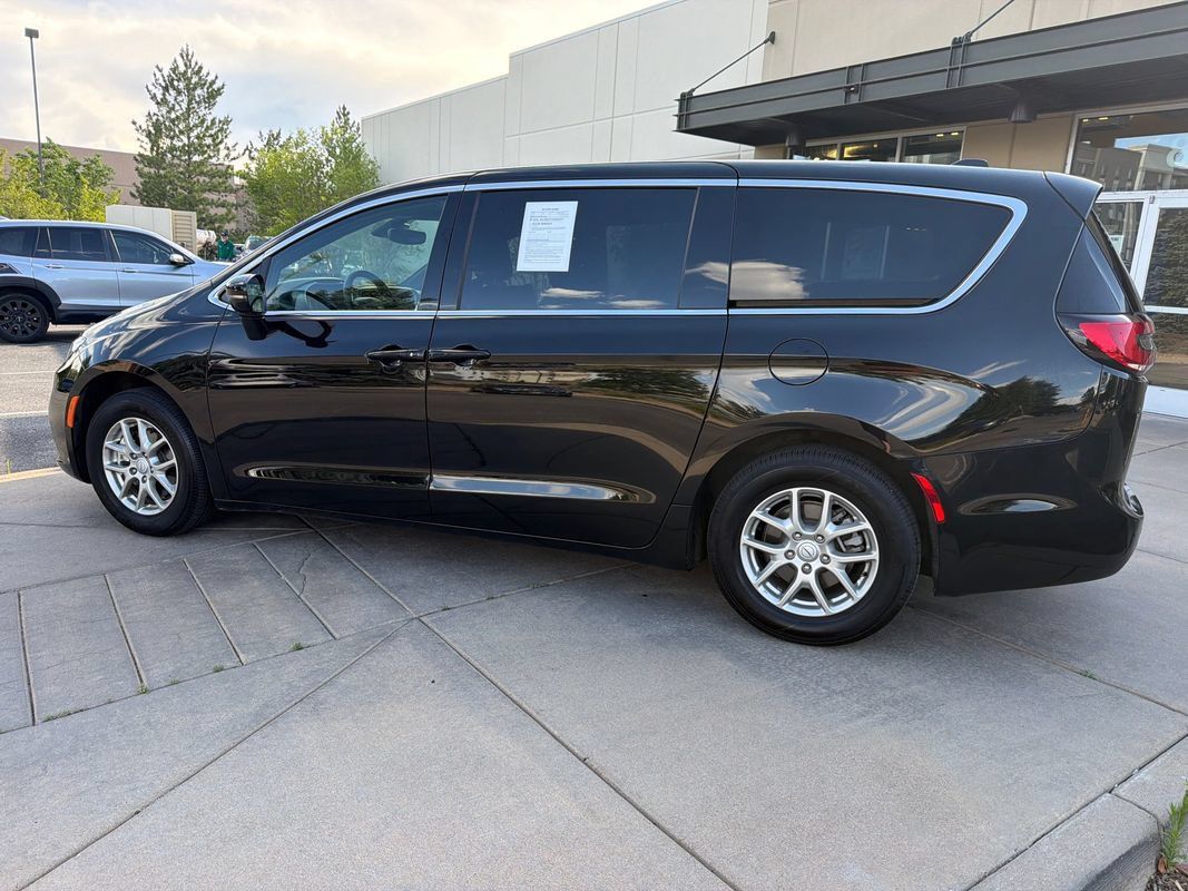 Used 2025 Chrysler Pacifica Select FWD image 9