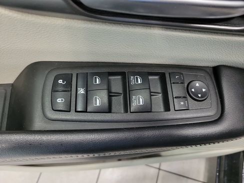 Used 2022 Chrysler Pacifica Touring-L AWD/4WD image 38