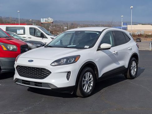 Used 2021 Ford Escape SE image 3