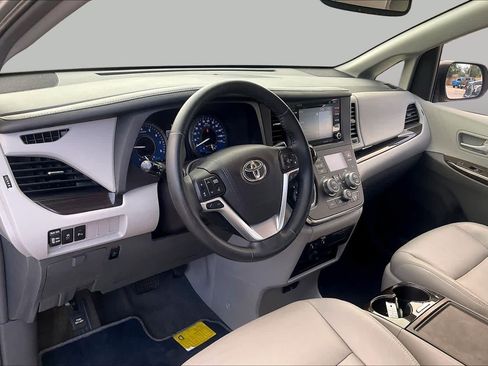 Used 2018 Toyota Sienna XLE Premium FWD image 16