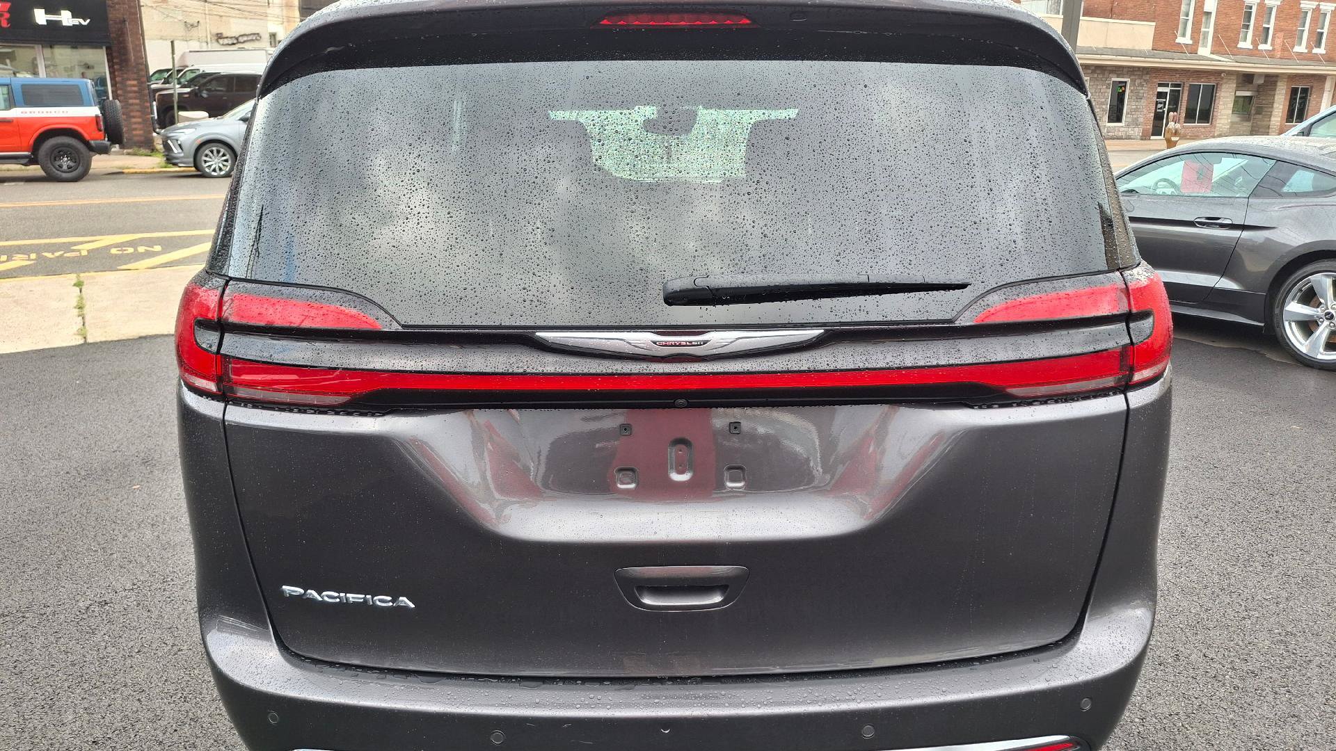 Used 2023 Chrysler Pacifica Touring-L FWD image 5