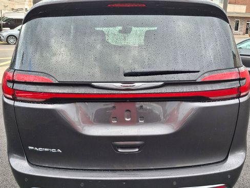 Used 2023 Chrysler Pacifica Touring-L FWD image 5