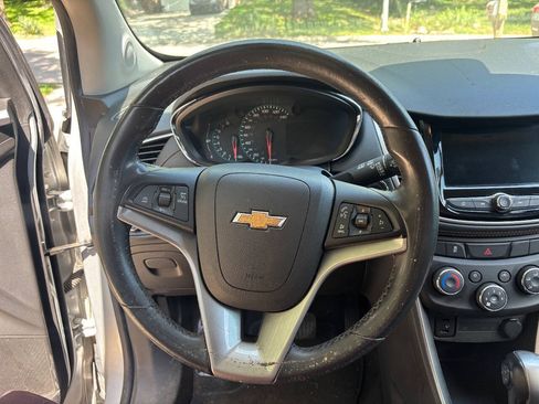 Used 2019 Chevrolet Trax LT w/ LT Convenience Package FWD image 10