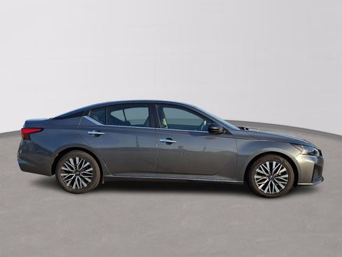 Used 2024 Nissan Altima 2.5 SV FWD image 7