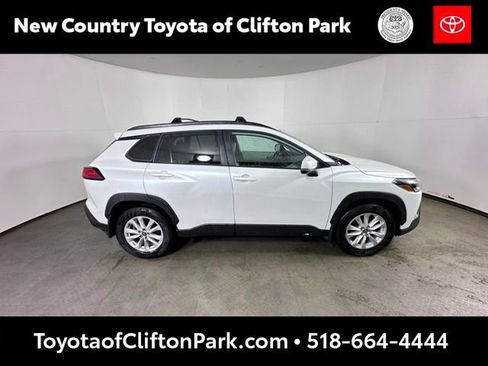 Used 2023 Toyota Corolla Cross LE image 2