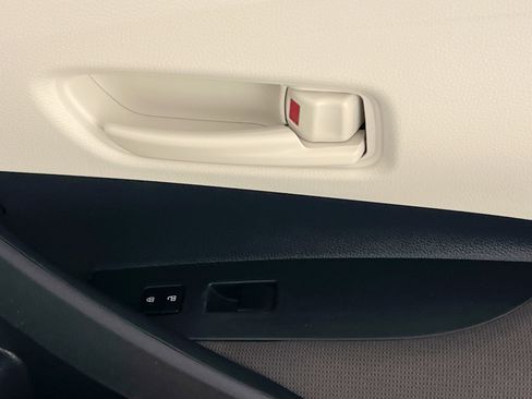 Used 2025 Toyota Corolla LE FWD image 31
