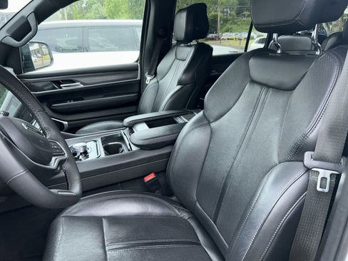 Used 2024 Jeep Wagoneer L Series II w/ Flexible Seating Group AWD/4WD image 9