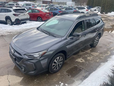Used 2025 Subaru Outback Premium AWD/4WD image 4