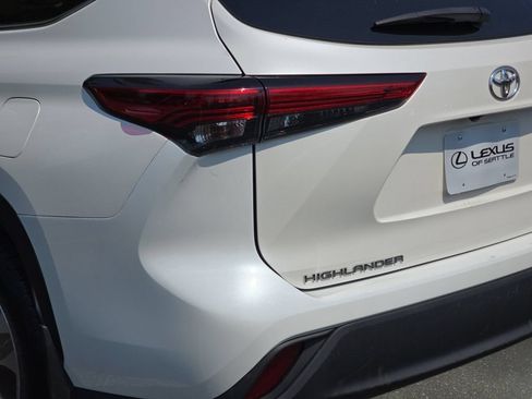 Used 2021 Toyota Highlander XLE AWD/4WD image 36