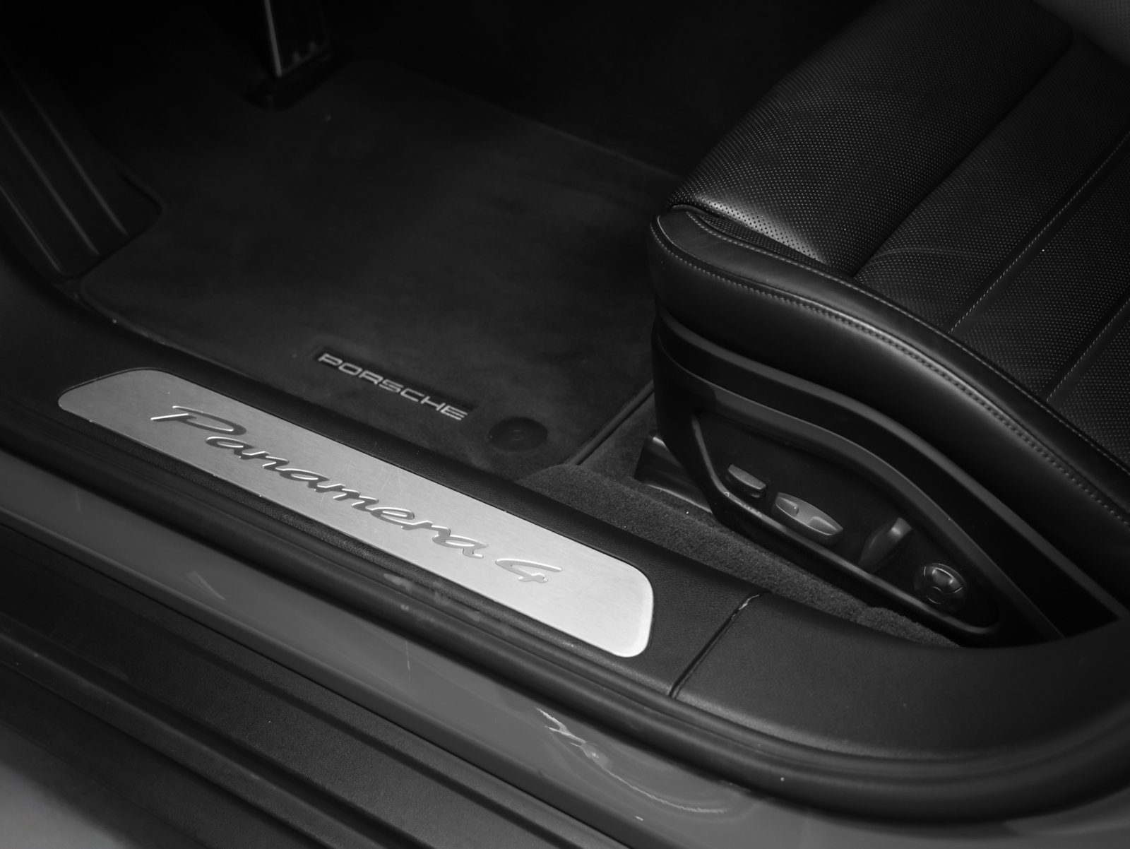Certified 2025 Porsche Panamera 4 AWD/4WD image 27