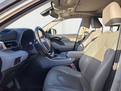 Used 2021 Toyota Highlander Limited image 9