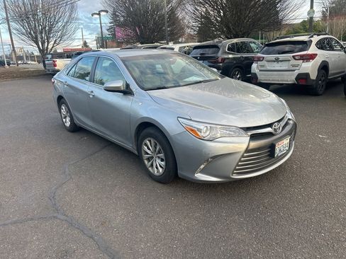 Used 2015 Toyota Camry LE image 2