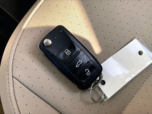 Used 2019 Volkswagen Beetle 2.0T SE FWD image 13