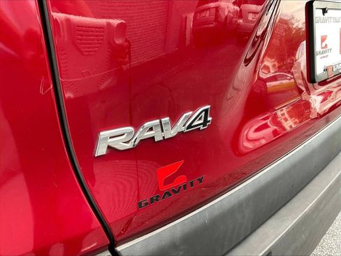 Used 2020 Toyota RAV4 XLE Premium FWD image 16