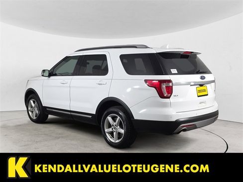 Used 2017 Ford Explorer XLT image 3