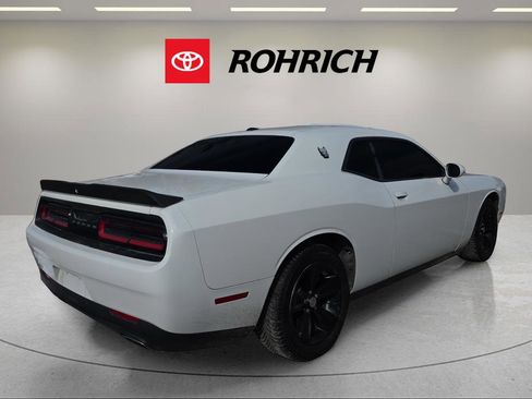Used 2019 Dodge Challenger SXT image 6