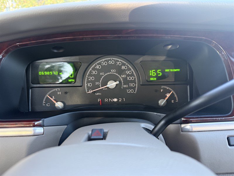Used 2004 Lincoln Town Car Signature RWD image 25