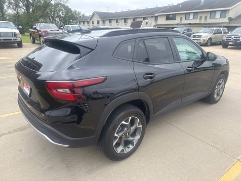 Used 2025 Chevrolet Trax LT w/ LT Convenience Package FWD image 5